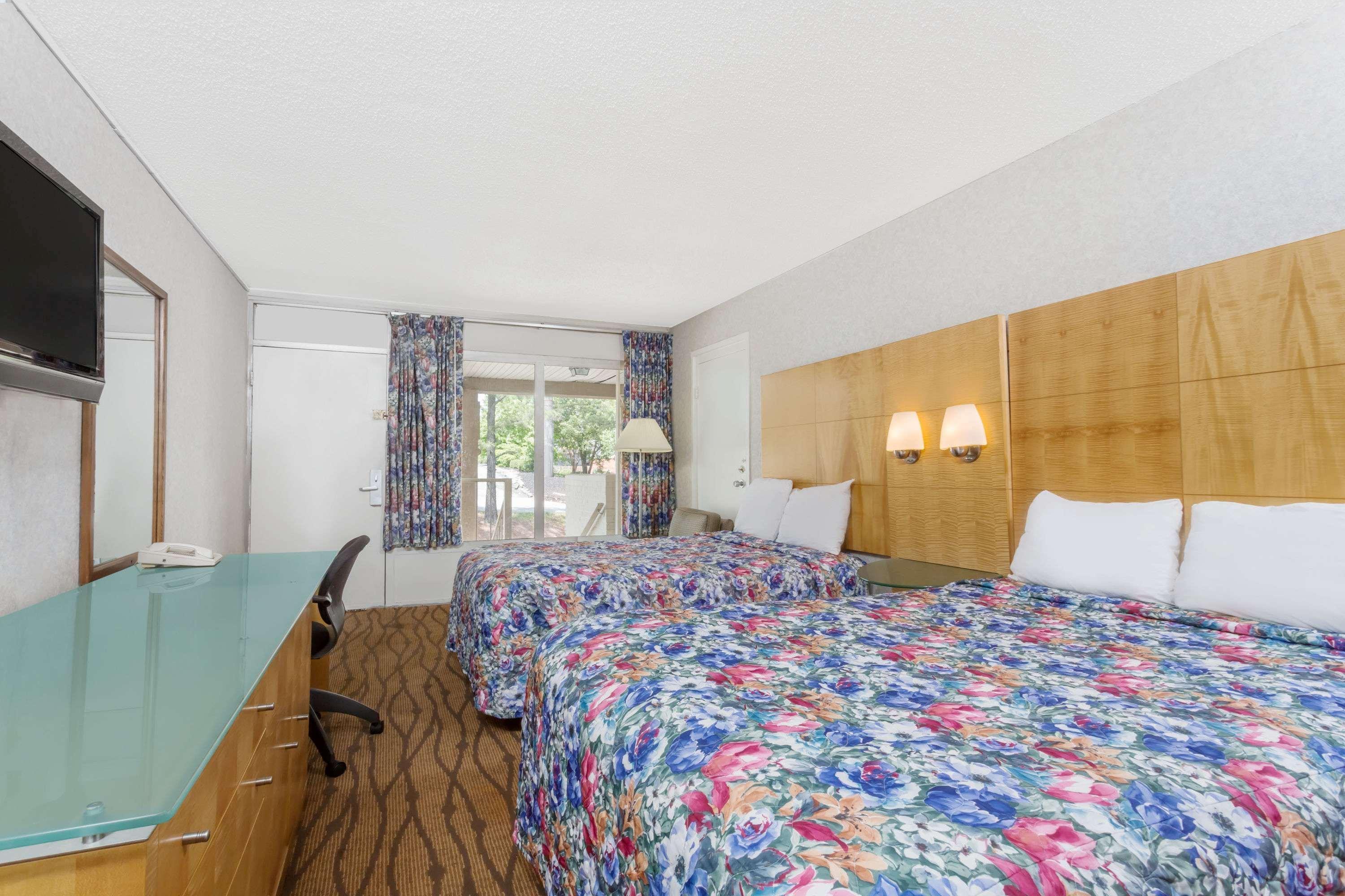 Days Inn By Wyndham Greensboro Airport מראה חיצוני תמונה