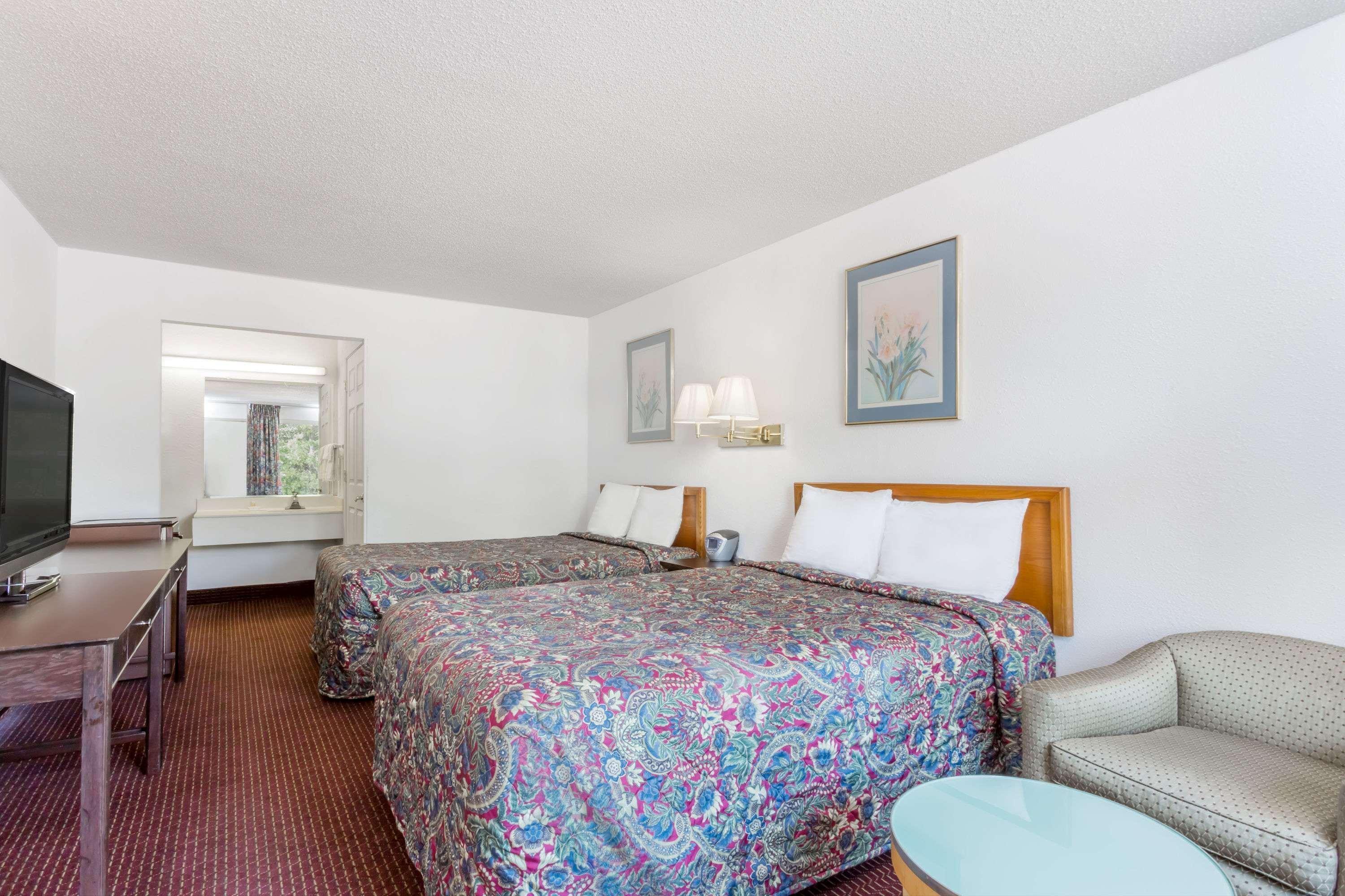 Days Inn By Wyndham Greensboro Airport מראה חיצוני תמונה