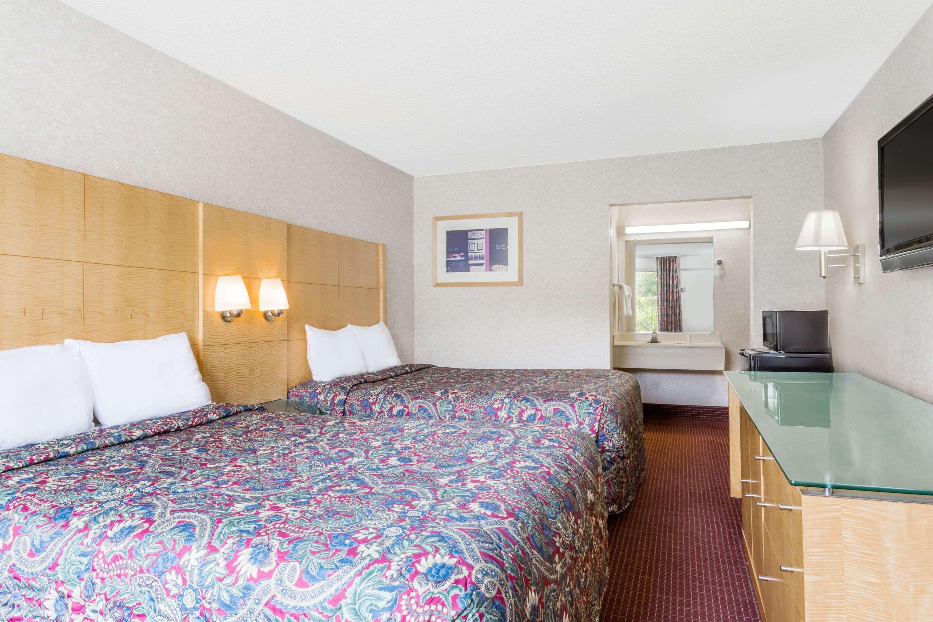 Days Inn By Wyndham Greensboro Airport מראה חיצוני תמונה