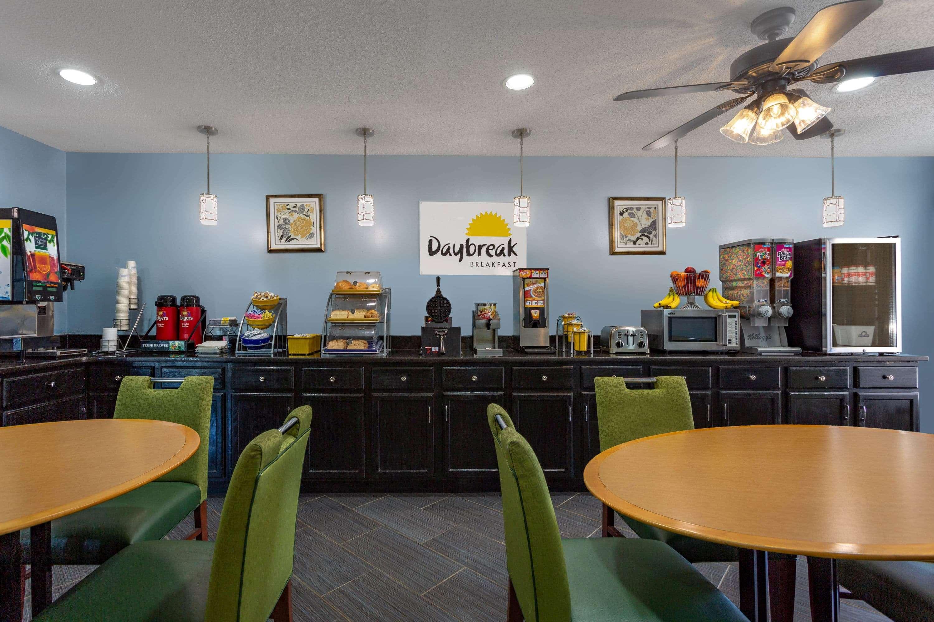 Days Inn By Wyndham Greensboro Airport מראה חיצוני תמונה