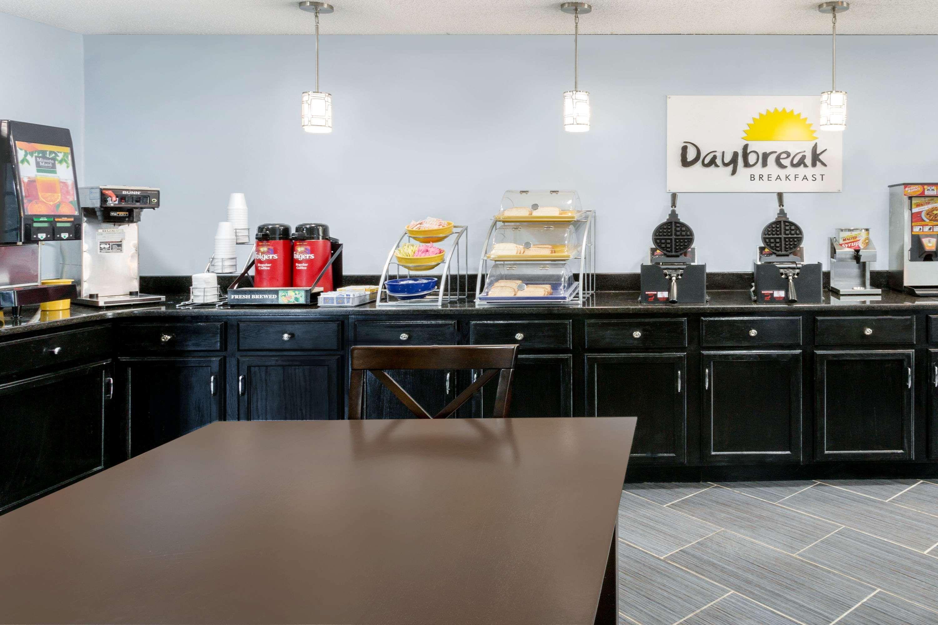 Days Inn By Wyndham Greensboro Airport מראה חיצוני תמונה